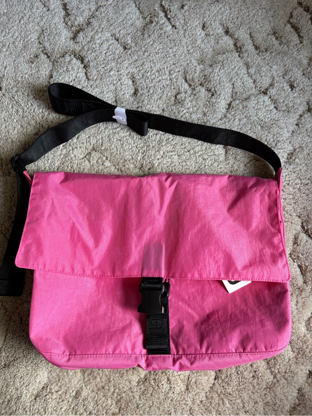 BAGGU messenger bag in azalea pink